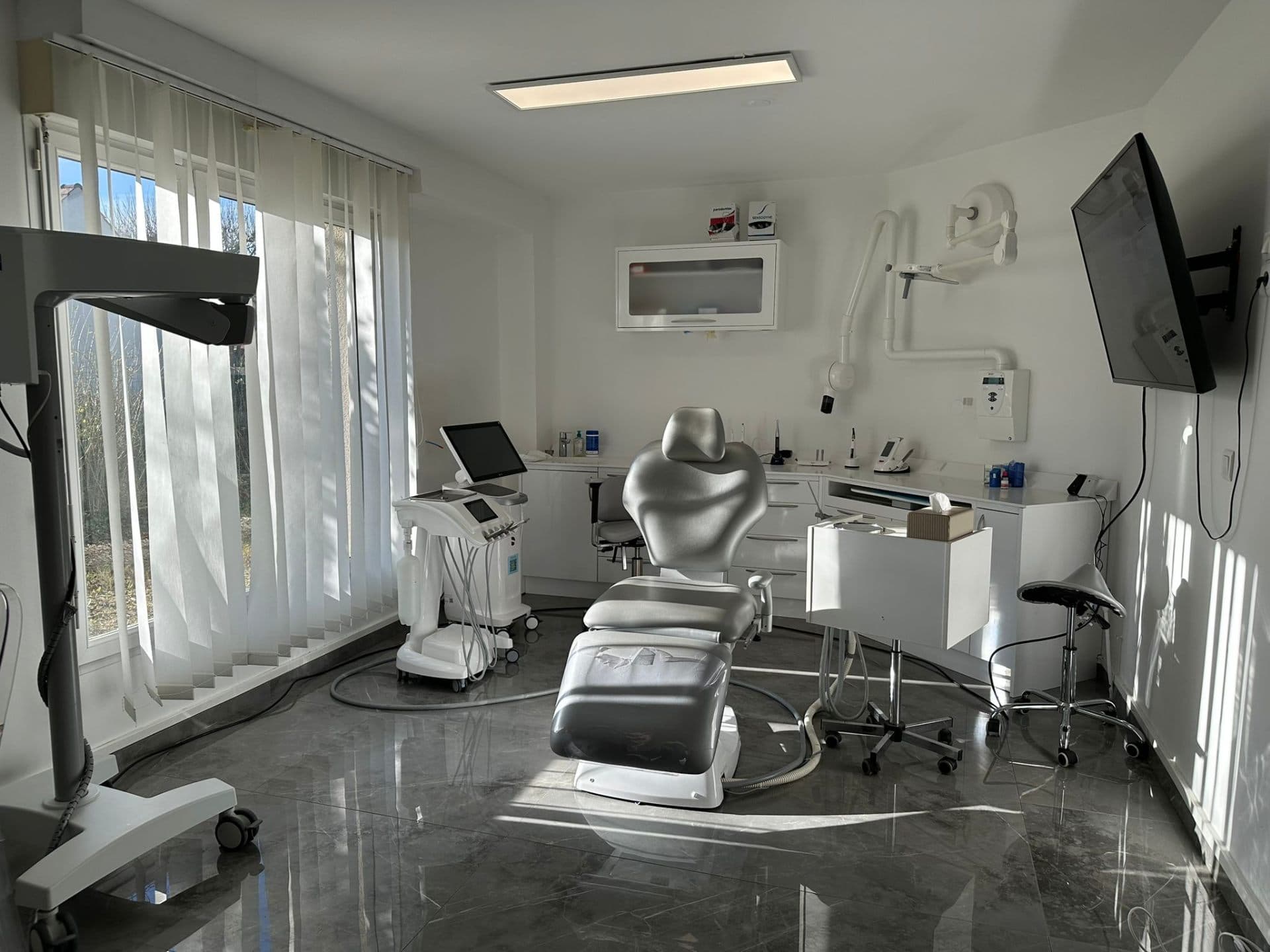 Salle de soins moderne avec fauteuil dentaire